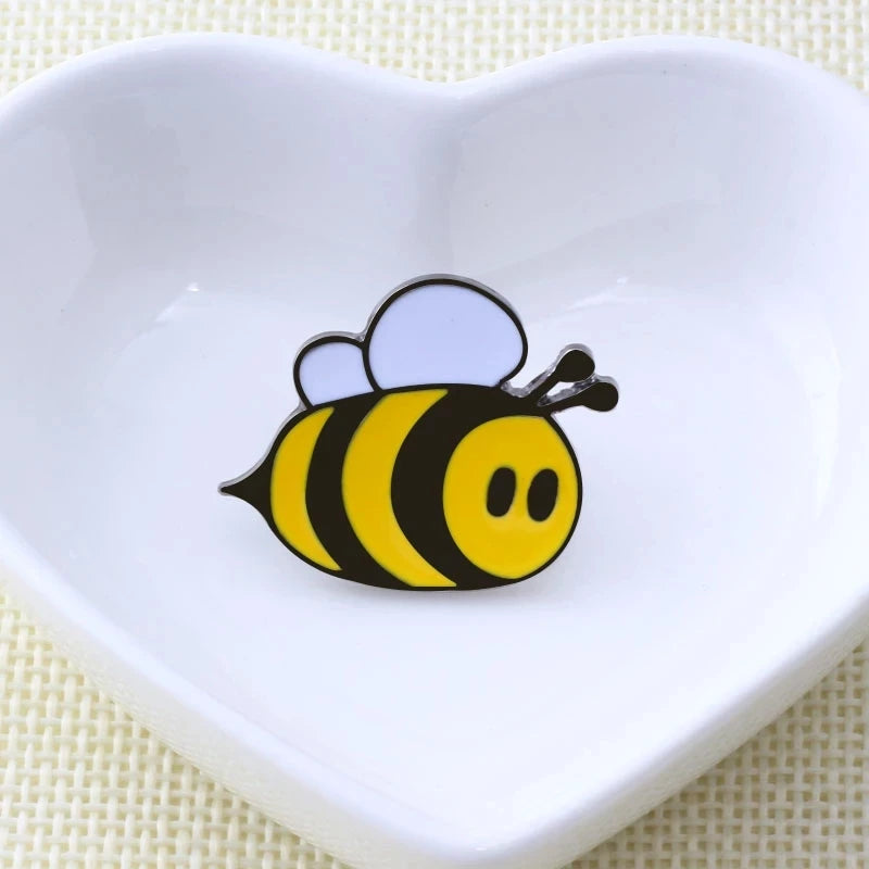 Cute Cartoon Bee Picking Honey Enamel Brooch – Sunflower & Daisy Pins for Women, Kids & Couples