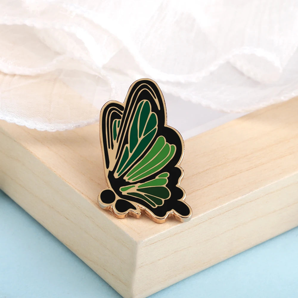 Cute Cartoon Bee Picking Honey Enamel Brooch – Sunflower & Daisy Pins for Women, Kids & Couples