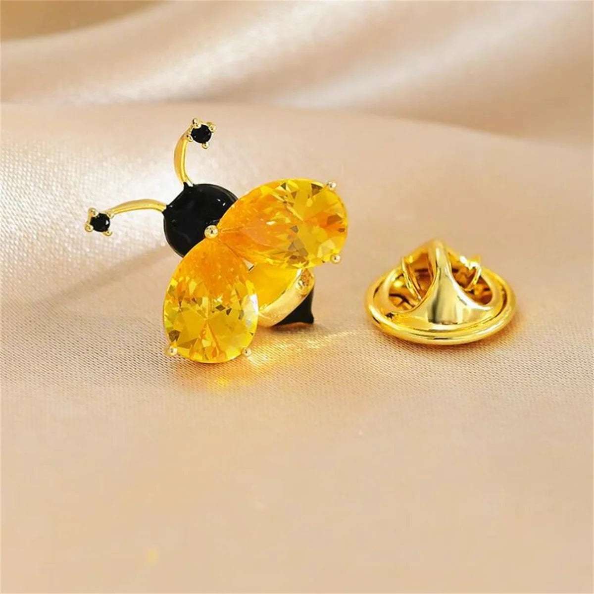 Elegant Bee Brooch – Fashion Jewelry Gift