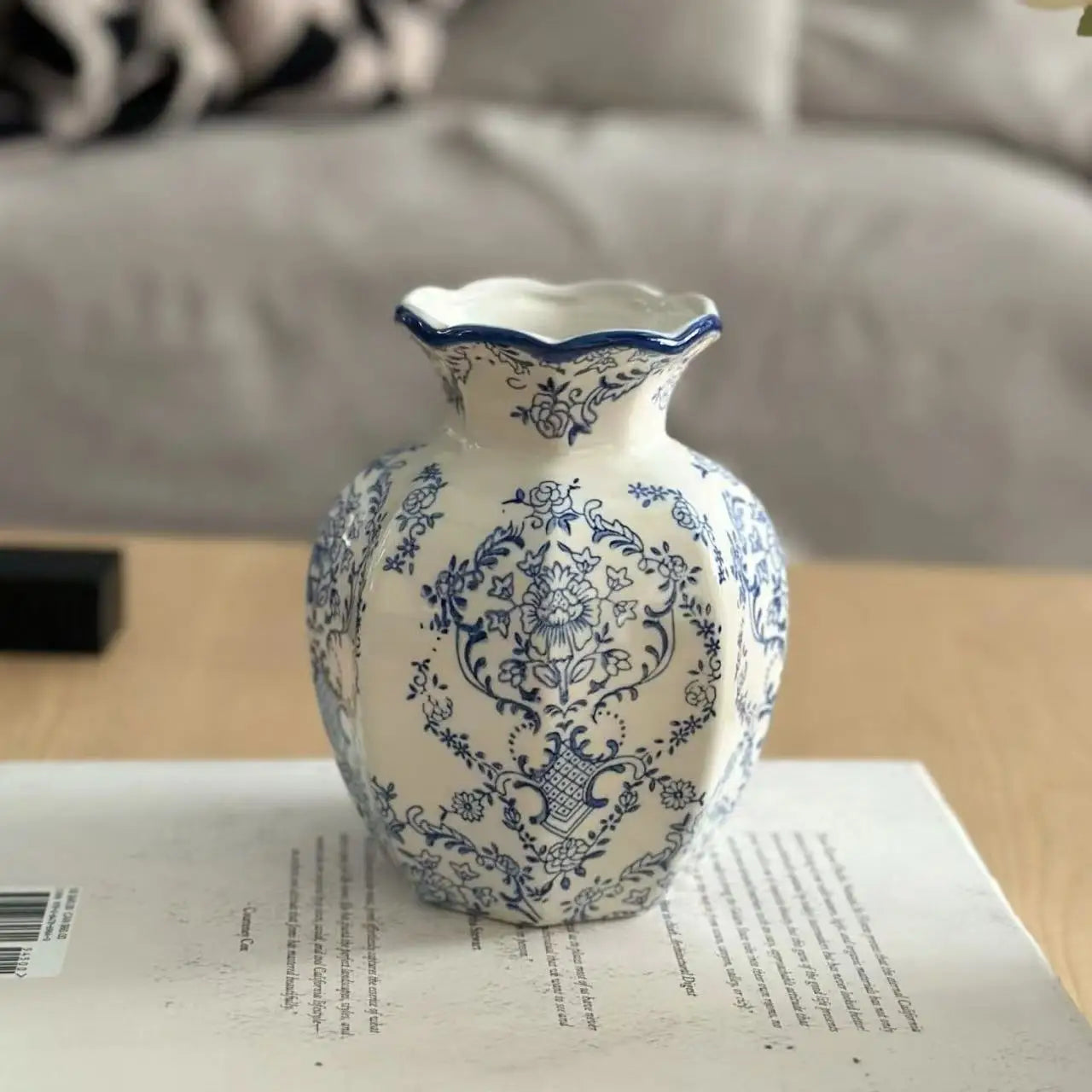 Flora Grace – Chic Ceramic Vase for Bouquets